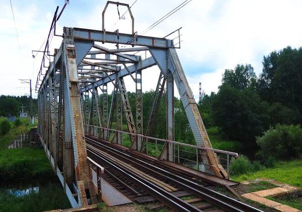 川に架かる古い鉄道橋 — ストック写真