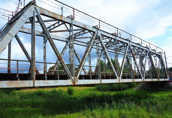 川に架かる古い鉄道橋 — ストック写真