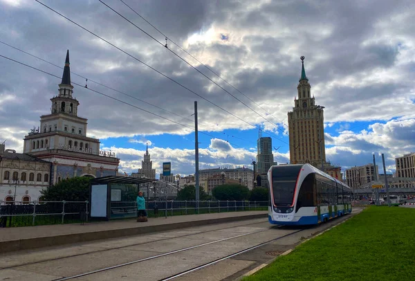 Eine Stadtbahn Fährt Durch Die Straßen Der Stadt Die Straßenbahn — Stockfoto