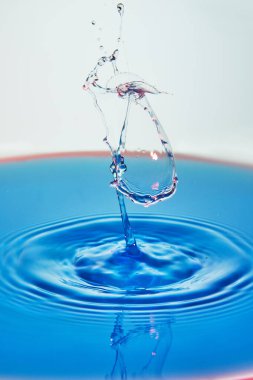 Renkli su sıçramasının soyut arkaplanı, renkli damlaların çarpışması, soyut efektli konsept sanat.