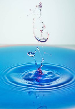 Renkli su sıçramasının soyut arkaplanı, renkli damlaların çarpışması, soyut efektli konsept sanat.