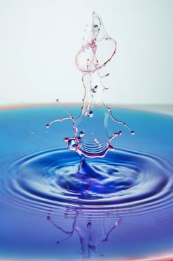 Renkli su sıçramasının soyut arkaplanı, renkli damlaların çarpışması, soyut efektli konsept sanat.