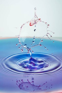 Renkli su sıçramasının soyut arkaplanı, renkli damlaların çarpışması, soyut efektli konsept sanat.