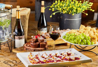 Tatlı masa, bir sürü pasta, üzümlü hamur işi ve kırmızı şarap..