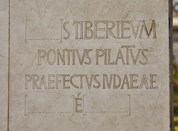 Una Inscripción Plato Cerca Monumento Piedra Con Mención Poncio Pilato — Foto de Stock