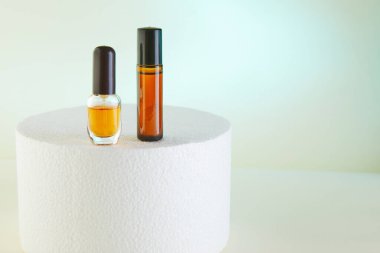 Damlatıcı Şişe - Amber Cam parfüm, duş jeli, etiketsiz beyaz podyum şişeleri.