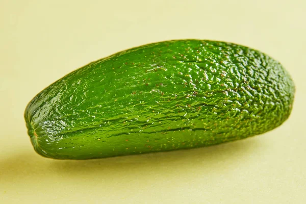 Rijp Verse Mini Avocado Een Gele Achtergrond Met Schaduw — Stockfoto