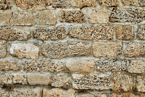 形や大きさや質感の異なる石で作られた城の石垣の背景 — ストック写真