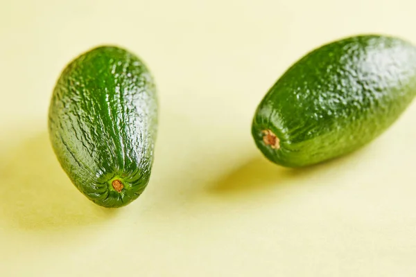 Reife Frische Mini Avocado Auf Gelbem Hintergrund Mit Schatten — Stockfoto