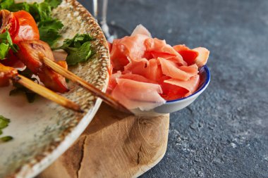 Japon stili yakitori shashlik 'in yanındaki kızıl tahta tabakta..