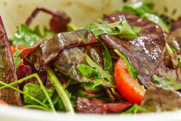 Bebé Deja Ensalada Remolacha Con Tomates Aceite Alimentación Saludable —  Fotos de Stock