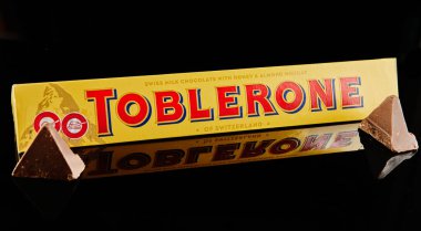 Çikolata Tobleron siyah arkaplan üzerinde yansıma ile ambalajlama.