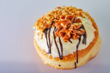 Mutlu Hanukkah ve Hanuka Sameach Dulce de Leche ve çikolatalı geleneksel Yahudi çöreğidir.