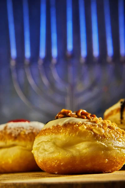 Férias judaicas Hanukkah fundo com menorah - candelabro tradicional com velas e donuts — Fotografia de Stock