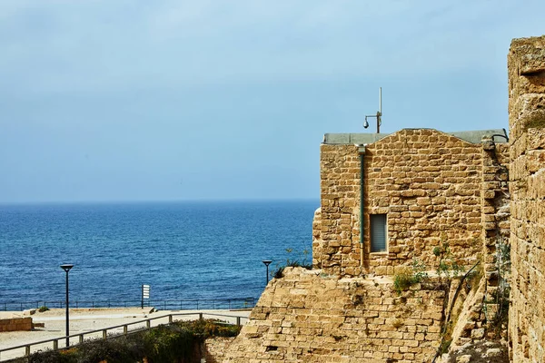 Uitzicht op de Middellandse Zee en het bezoekerscentrum in Caesarea Seaside National Park — Stockfoto