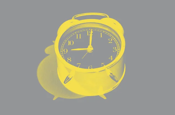 Relógio de alarme preto com uma sombra dura em um fundo amarelo — Fotografia de Stock