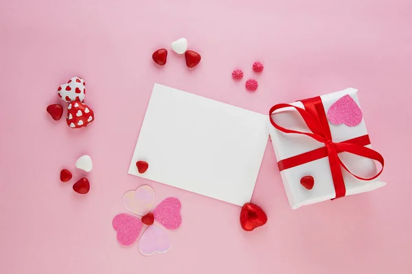 Valentijnsdag Wenskaart Met Snoep Harten Cadeau Met Rood Lint Roze — Stockfoto