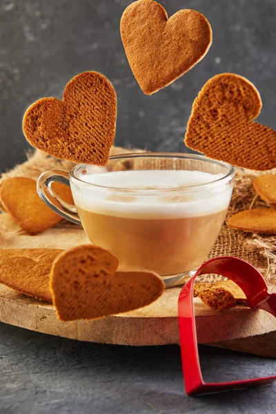 ハート型のジンジャーブレッドクッキーは コーヒーのカップに落ちる — ストック写真