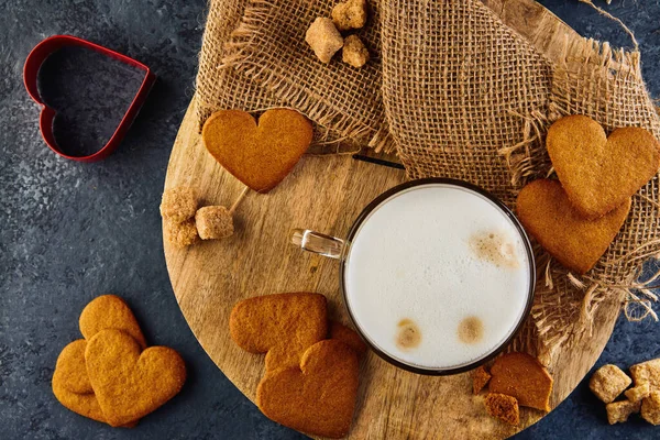 Μπισκότα Μελόψωμου Σχήμα Καρδιάς Ένα Φλιτζάνι Καφέ Καπουτσίνο Ξύλινη Σανίδα — Φωτογραφία Αρχείου