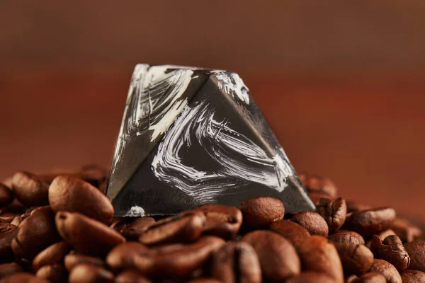 コーヒー豆の貴重な石の形でチョコレート 聖バレンタインプレゼント — ストック写真
