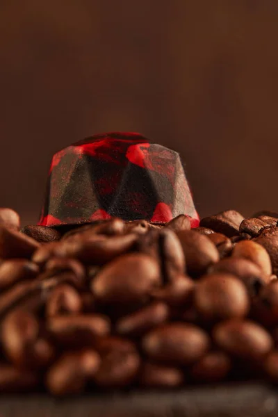 コーヒー豆の貴重な石の形でチョコレート 聖バレンタインプレゼント — ストック写真