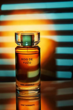 Tel Aviv, İsrail - 17 Ocak 2021 Parfüm Bois de Yuzu, Karl Lagerfeld Fransa. Sıra dışı ışıklandırmalı sanat fotoğrafçılığı.