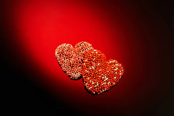Dulces San Valentín Sobre Fondo Rojo Negro Corazones Caramelo Rojo — Foto de Stock
