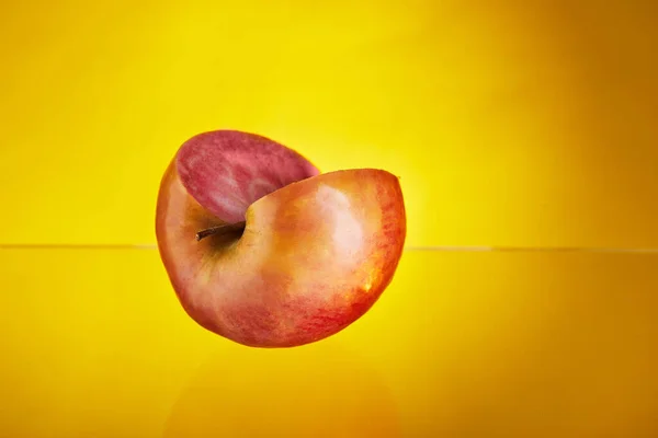 Pomme Chair Rouge Intérieur Avec Coin Découpé Fond Jaune Isolé — Photo