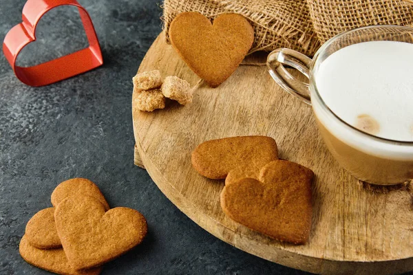 Μπισκότα Μελόψωμου Σχήμα Καρδιάς Ένα Φλιτζάνι Καφέ Καπουτσίνο Ξύλινη Σανίδα — Φωτογραφία Αρχείου