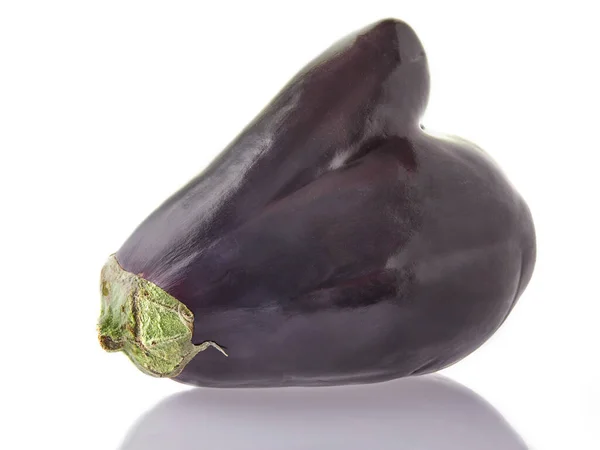 Coração em forma de berinjela feia isolado no fundo branco, close-up, legumes para uma dieta saudável — Fotografia de Stock