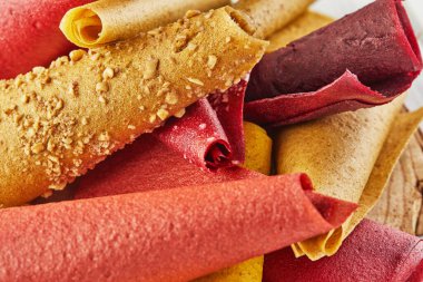 Ekmekli, saf meyveli pastil. Sağlıklı tatlılar, pastiller, meyve cipsleri. Meyve ve meyvelerden elde edilen doğal tatlılar. Diyet vitamin ve vejetaryen yiyecekler. Kapat.