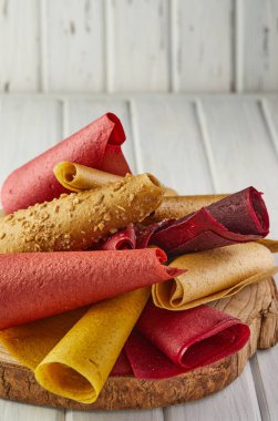 Ekmekli, saf meyveli pastil. Sağlıklı tatlılar, pastiller, meyve cipsleri. Meyve ve meyvelerden elde edilen doğal tatlılar. Diyet vitamin ve vejetaryen yemekleri..