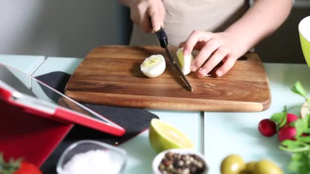 Mellan matlagning enligt handledning av online virtuell master class, och titta på det digitala receptet, med hjälp av pekskärm tablett medan matlagning hälsosam måltid på köket hemma — Stockvideo