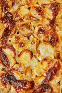 Fırında pişirdikten sonra özel şekilli mantarlı patatesler. Adım adım tarif