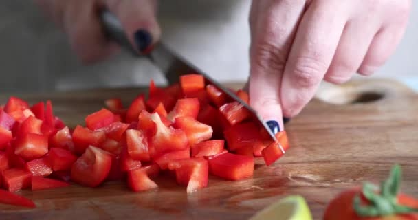 Mulher cozinhar de acordo com o tutorial de master class virtual on-line, E olhando para a receita digital, usando tablet touchscreen enquanto cozinha refeição saudável na cozinha em casa — Vídeo de Stock