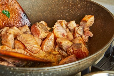 İnternetteki tariflere göre mutfakta yemek pişirmek. Somon tavada kızarır. Adım adım tarif.