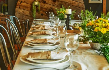 Gün batımında çatal bıçak takımı ve çanak çömlek ile masa hazırladık..