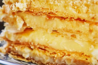 Mavi tabakta Napolyon keki. Kapat.