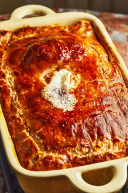 Patates ve soğanlı turta, pişirdikten sonra hazır. Adım adım tarif