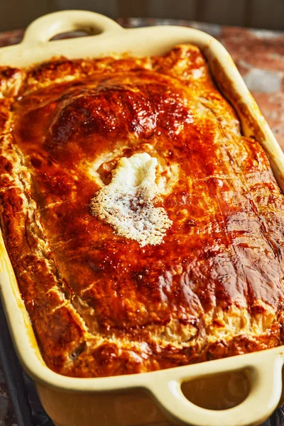 Patates ve soğanlı turta, pişirdikten sonra hazır. Adım adım tarif