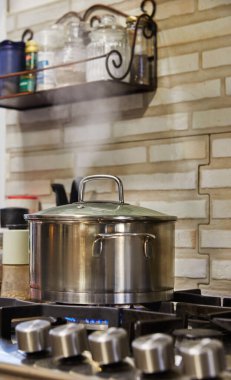 İnternetteki tariflere göre mutfakta yemek pişirmek. Gaz ocağında kaynamış krema çorbası tenceresi. Adım adım tarif.