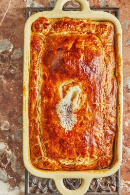 Patates ve soğanlı turta, pişirdikten sonra hazır. Adım adım tarif et. Düz yatıyordu