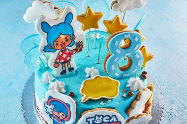 Tel Aviv - İsrail, 12 Mart 2021: Toka Life oyununa dayalı pasta, 8 yaşındaki bir kızın doğum günü için.