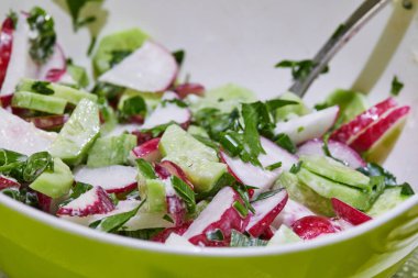 Büyük kasede yeşil salata, şenlik masasında servis edilir..