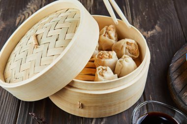 Shumai shaomai Çin eti buharda pişirilmiş bambu buhar kabı. İsim dim sum