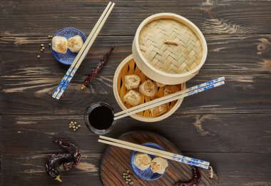 Shumai shaomai Çin eti buharda pişirilmiş bambu buhar kabı. İsim dim sum