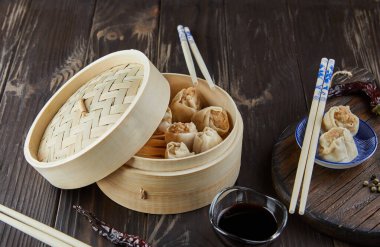 Shumai shaomai Çin eti buharda pişirilmiş bambu buhar kabı. İsim dim sum