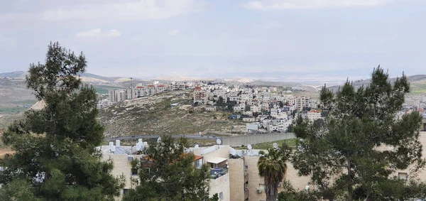 Kudüs Pisgat Ze 'ev bölgesi, Judean çölü ve dağları manzarası.