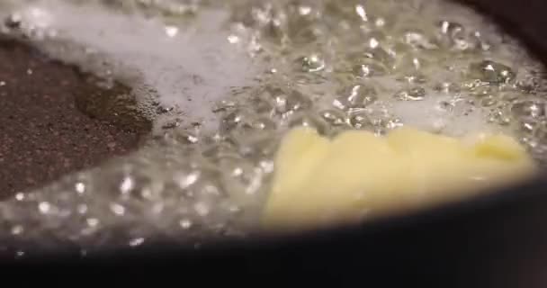 一小块黄油在油锅里融化，特写特写 — 图库视频影像