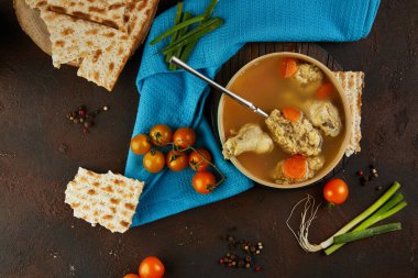 Hamur köfteli çorba ve havuçlu tavuk ve domates. Hamursuz Bayramı için Sağlıklı Yemek